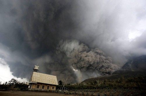 Erupción del volcán Sinabung, en Indonesia