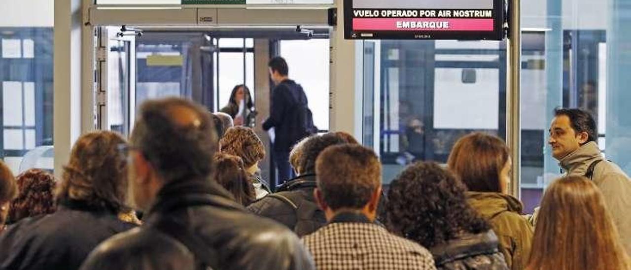 Viajeros embarcando en el vuelo de Londres. // Marta G. Brea