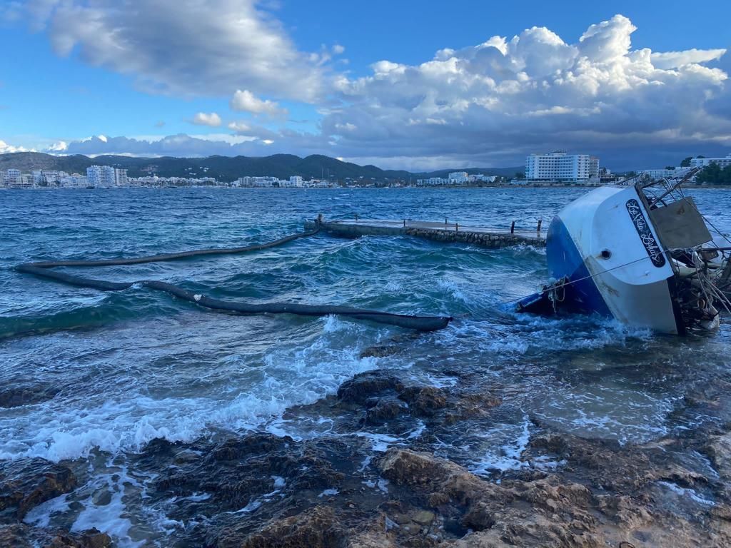 Retiran contaminantes de un velero embarrancado en Ibiza ante el riesgo de derrame al mar