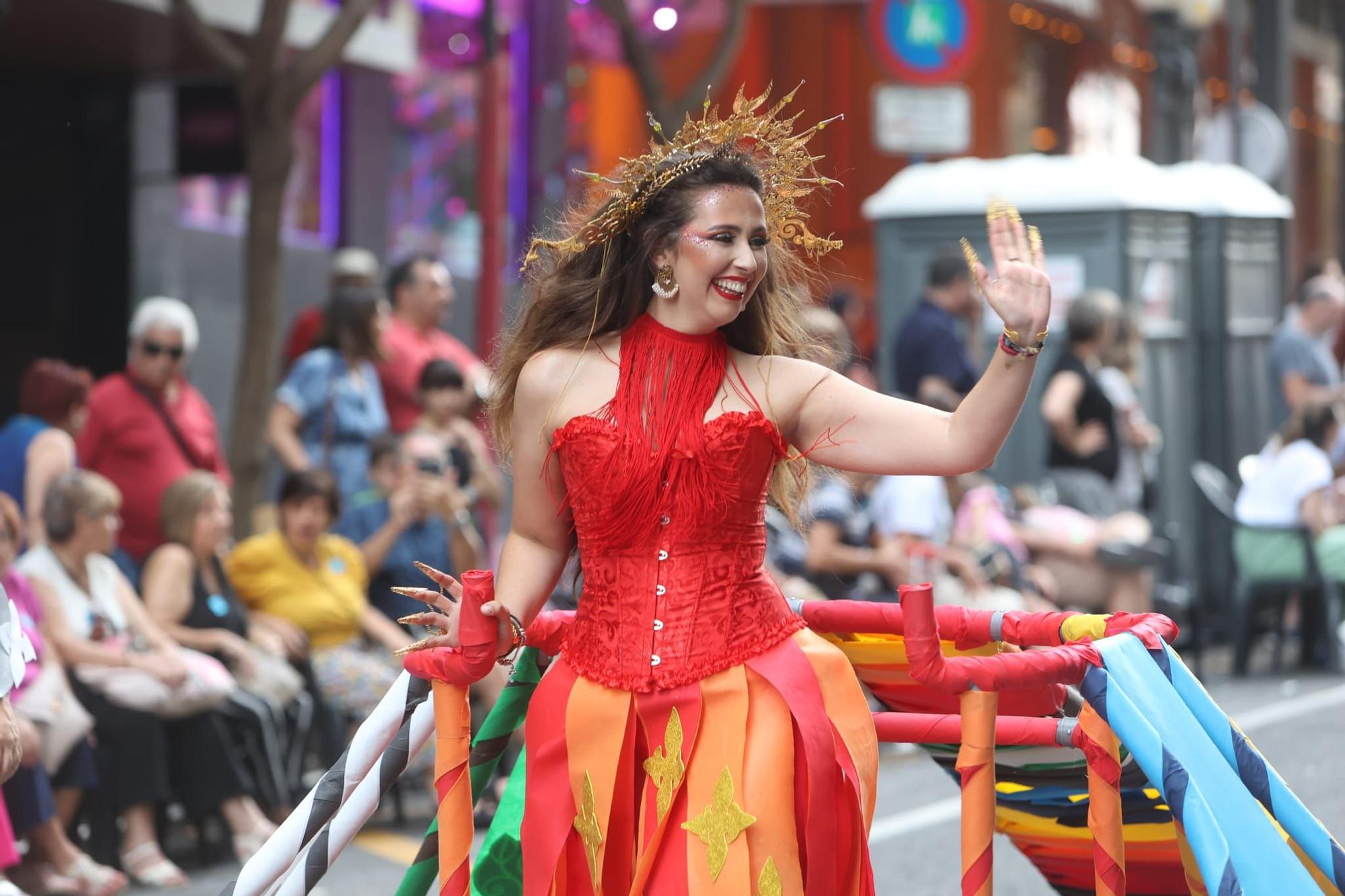 Las 89 hogueras y 20 barracas inundan las calles de Alicante con el tradicional desfile del Ninot