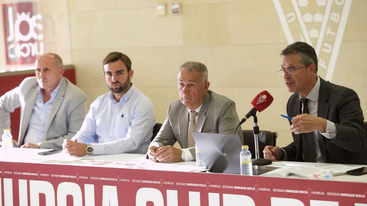 Felipe Moreno, en el centro, durante la última Junta de Accionistas del Real Murcia.  | JUAN CARLOS CAVAL