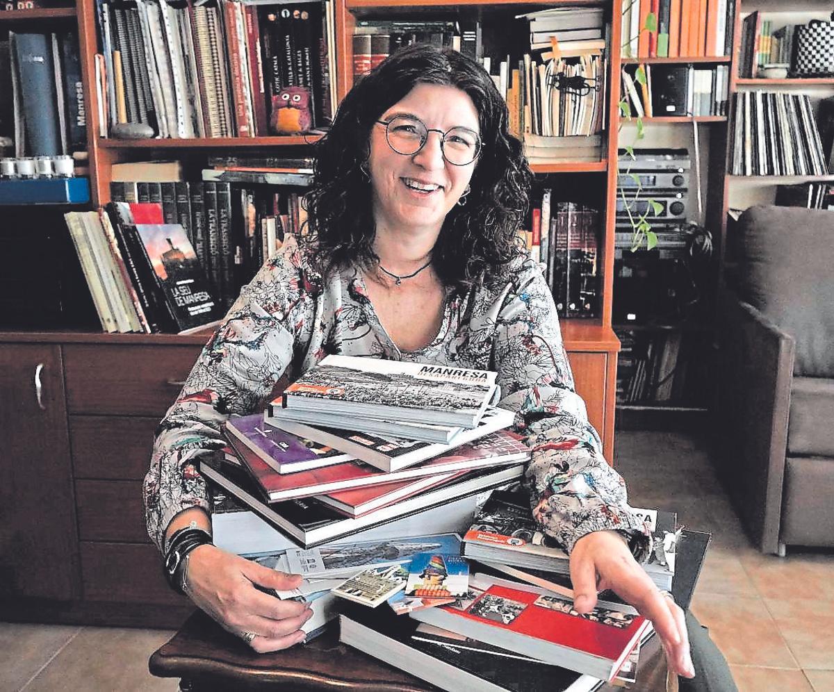 Gal·la Garcia amb alguns dels llibres que ha publicat