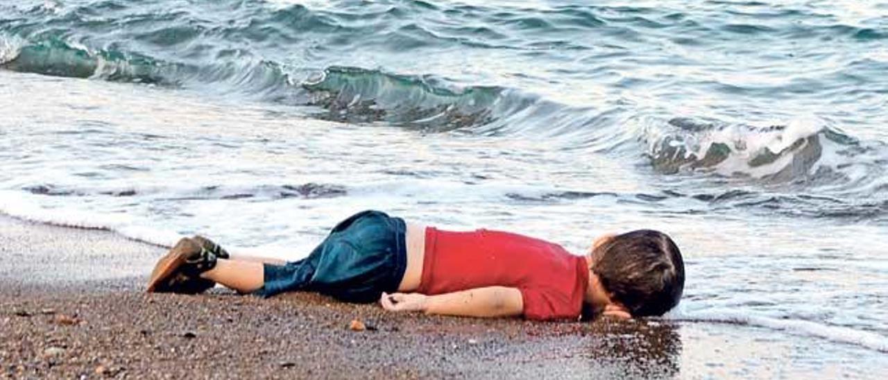El cuerpo sin vida del pequeño Aylan Kurdy, el símbolo de un drama intolerable.