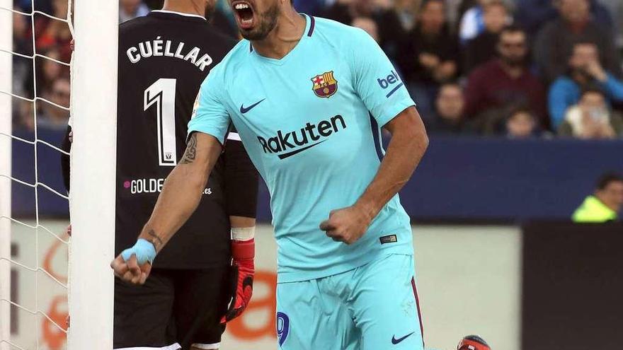 Suárez celebra su segundo gol ante Cuéllar, con quien protagonizó acciones polémicas. // Kiko Huesca