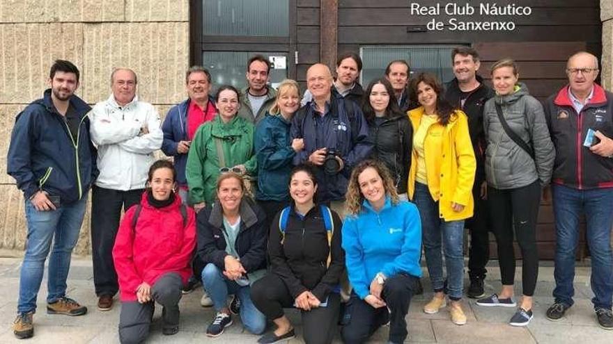 Los peregrinos en el Club Náutico de Sanxenxo. // Fdv