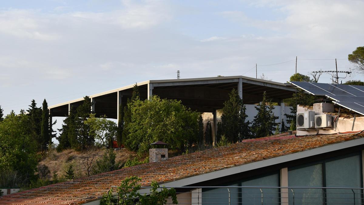 El almacén estercolero de la polémica, en Castellví de la Marca.