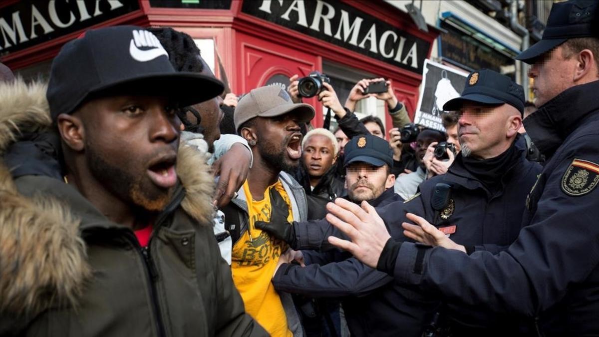 Manifestantes senegaleses y policías, este viernes durante la manifestación en Madrid.