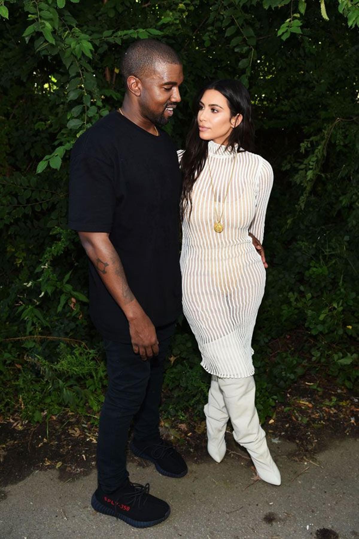 Kim Kardashian y Kanye West en el desfile de Yeezy