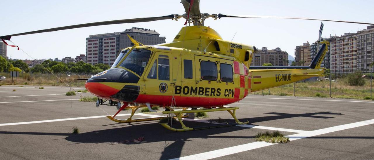 El nuevo helicóptero del consorcio, ayer, en la base de Alzira, en el sector Tulell. | PERALES IBORRA