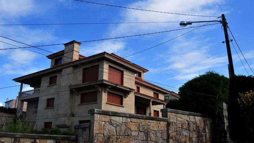 Las viviendas de la familia están unidas, y la embargada a Laureano Oubiña es la situada desde la chimenea hacia la derecha. // Iñaki Abella