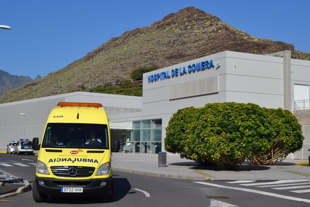 GRAFCAN608. SAN SEBASTIÁN DE LA GOMERA, 01/02/2020.- El ciudadano alemán que dio positivo en el coronavirus en La Gomera no ha tenido este sábado fiebre y se encuentra mejor mientras que las autoridades sanitarias harán un seguimiento activo de las personas con las que ha podido mantener contacto durante su trayecto hasta la isla y su estancia en ella. En la imagen, el Hospital de La Gomera donde se encuentra hospitalizado. EFE/ Violeta Mesa