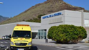 GRAFCAN608. SAN SEBASTIÁN DE LA GOMERA, 01/02/2020.- El ciudadano alemán que dio positivo en el coronavirus en La Gomera no ha tenido este sábado fiebre y se encuentra mejor mientras que las autoridades sanitarias harán un seguimiento activo de las personas con las que ha podido mantener contacto durante su trayecto hasta la isla y su estancia en ella. En la imagen, el Hospital de La Gomera donde se encuentra hospitalizado. EFE/ Violeta Mesa