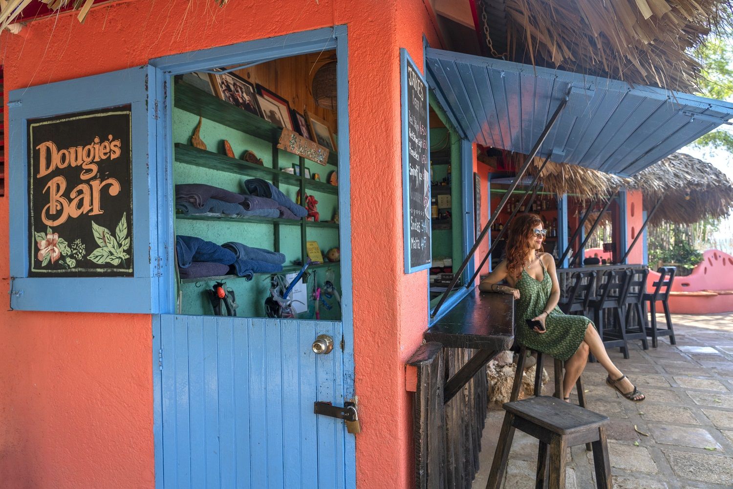 Bar frente a la playa en el Hotel Jakes.