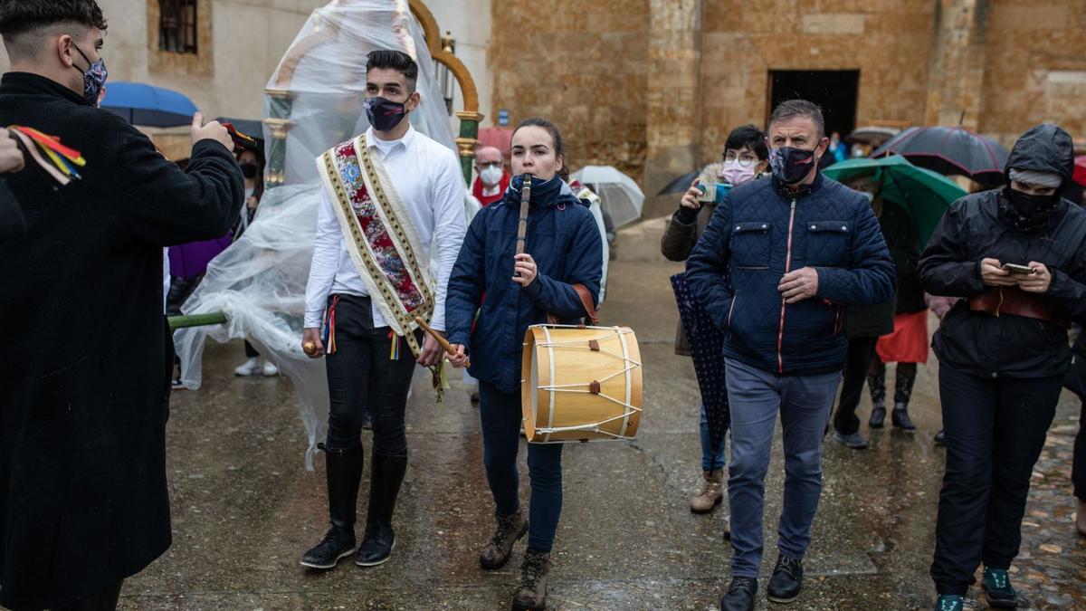 Preparativos de el Zangarrón de Sanzoles y recorrido por las calles del pueblo a pesar de la lluvia | |  EMILIO FRAILE