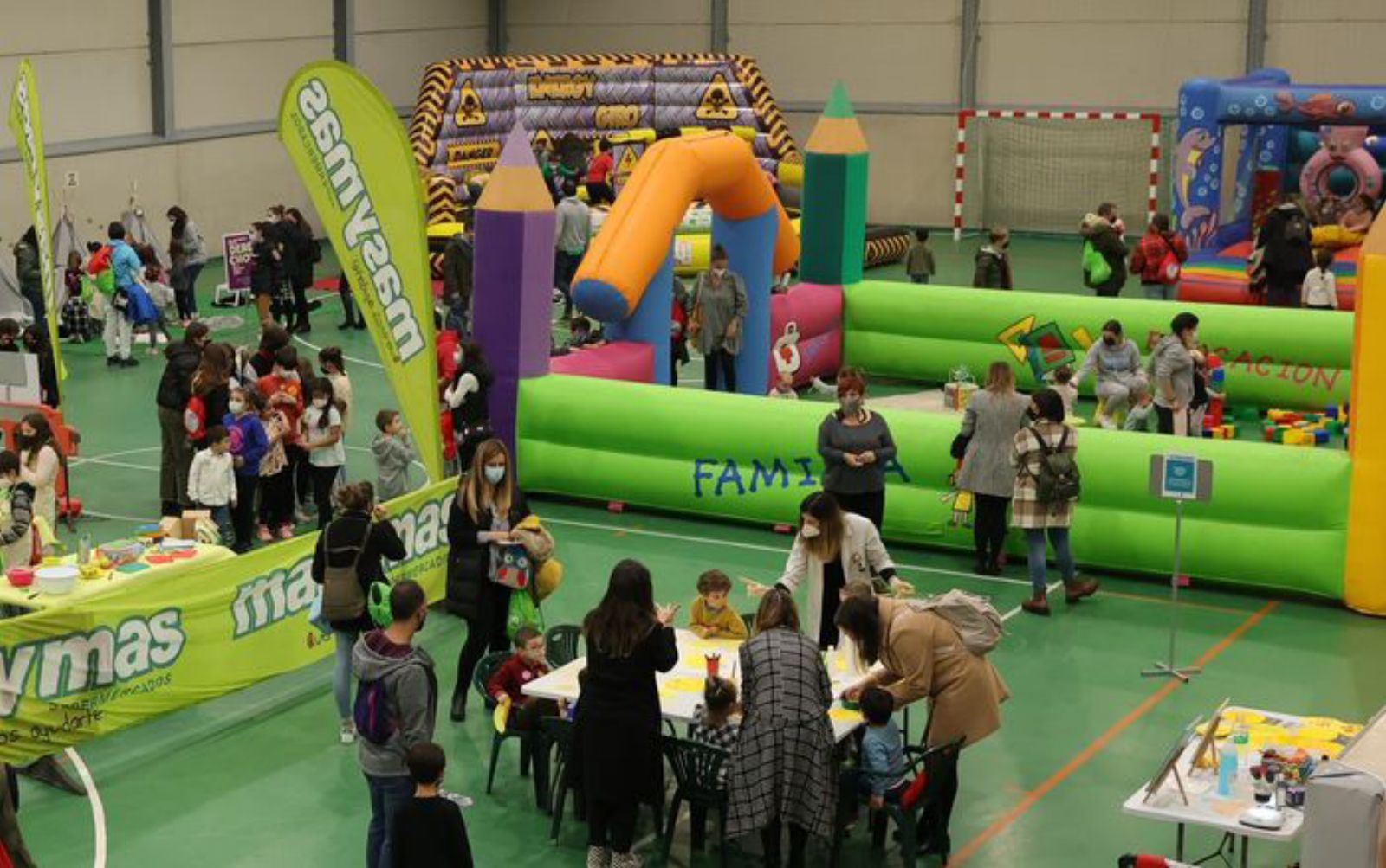 Juegos infantiles en el polideportivo de Lugo.