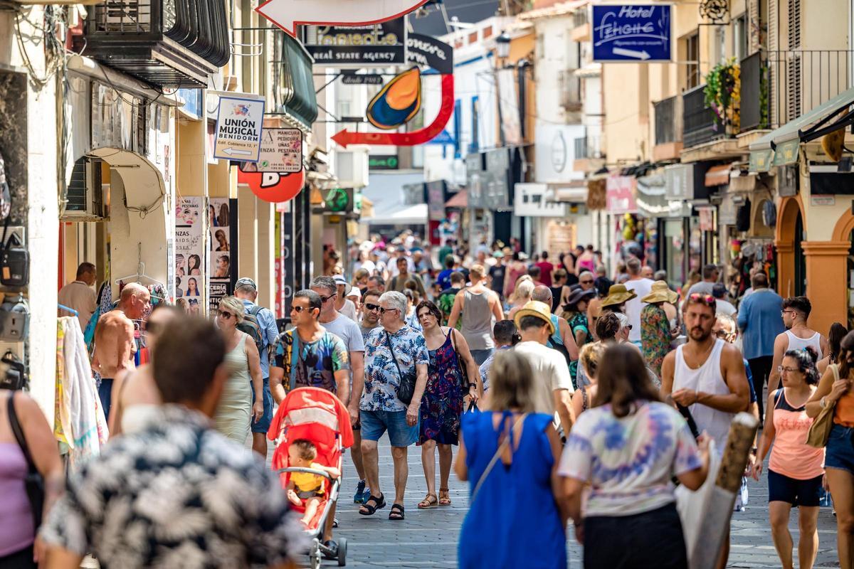 Turistas paseando por el centro histórico de Benidorm.