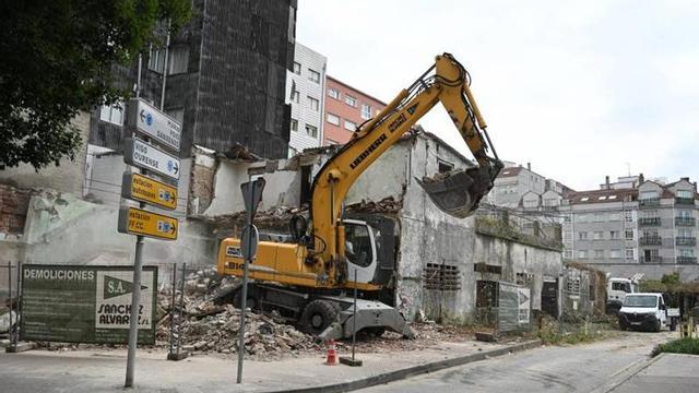 Trabajos de demolición de un edificio abandonado entre las calles Alfonso X y Fernando II.