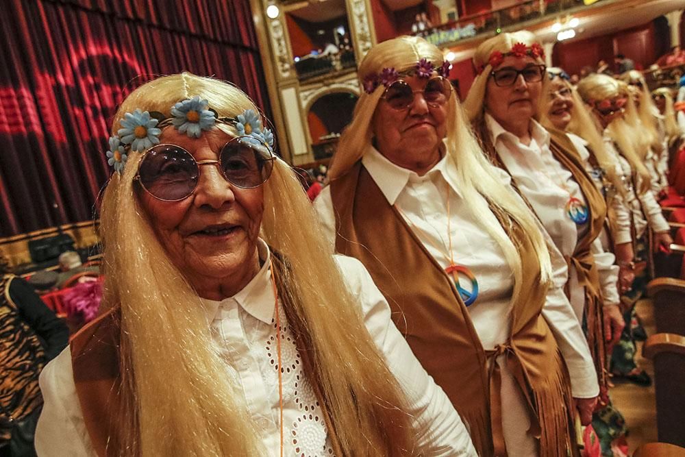 El Gran Teatro acoge la fiesta del Carnaval de los Mayores