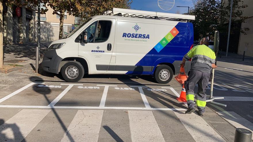 Roses habilita un nou aparcament de motos entre la riera Ginjolers i el carrer Tarragona