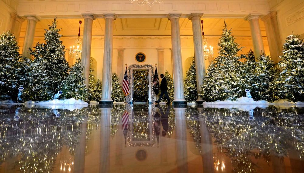 La Casa Blanca també es decora quan arriben les festes de Nadal. La primera dama, Melania Trump, és l''encarregada de mostrar als periodistes les estances decorades.