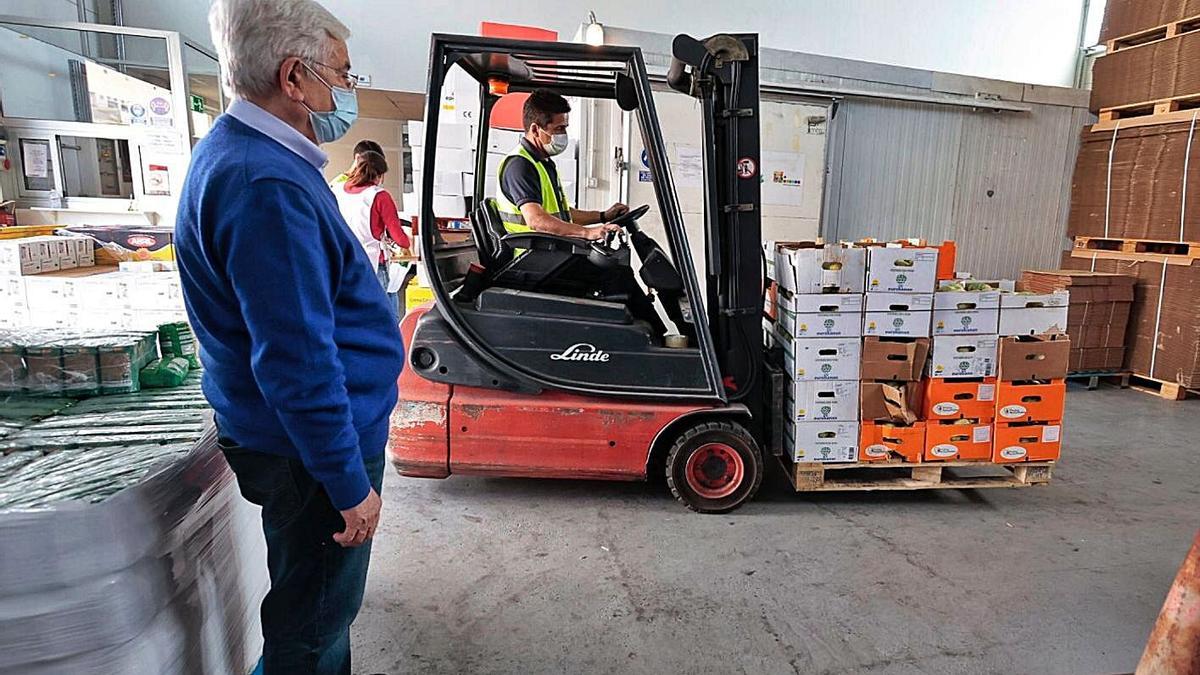 Hernán Cerón, presidente del Banco de Alimentos, en la nave de Mercatenerife donde tiene su sede la entidad.