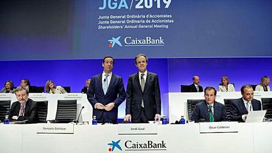 Gonzalo Gortázar (izquierda) y Jordi Gual, ayer durante la junta de accionistas del banco.