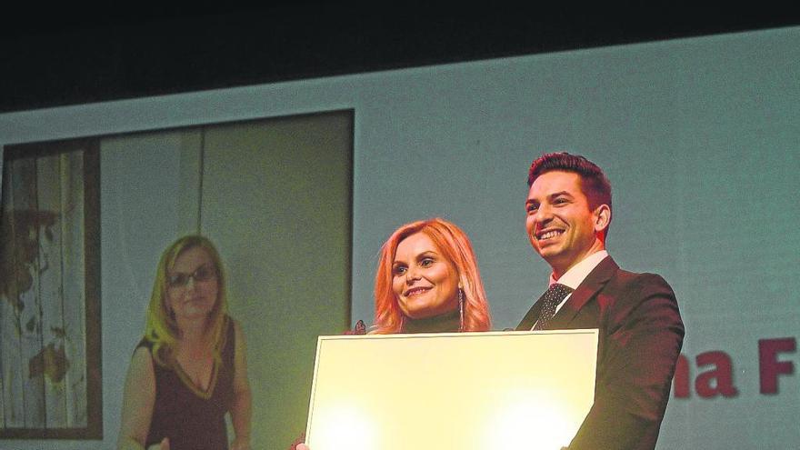 Doctor Ignacio Vázquez, especialista en estética dental en Vélez y Lozano, entregó el premio a Helena Flores.