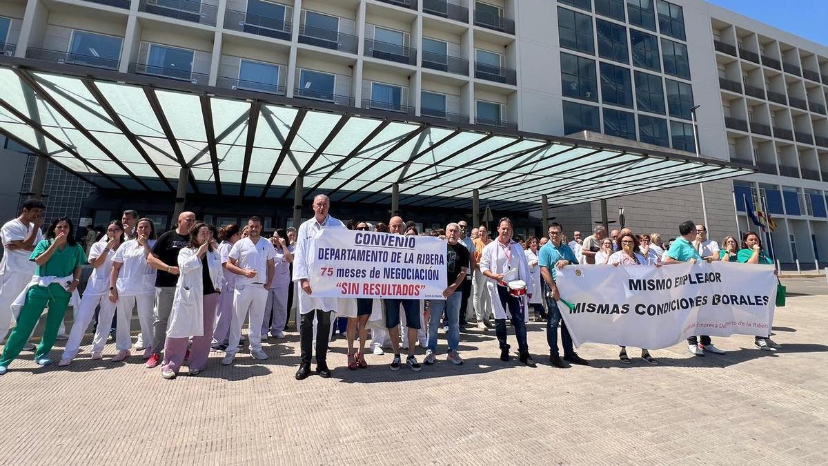 Una protesta del personal laboral para reclamar la equiparación de las condiciones de trabajo.