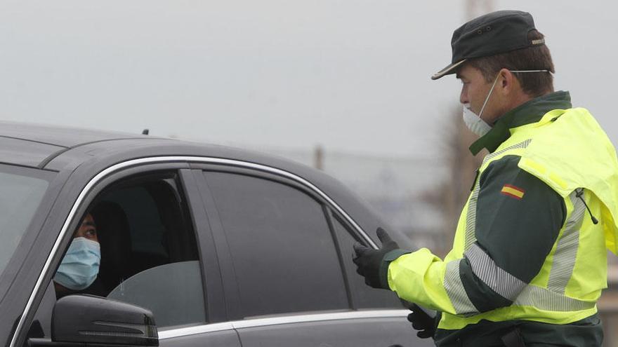 Un agente de la Guardia Civil, en un control de tráfico.