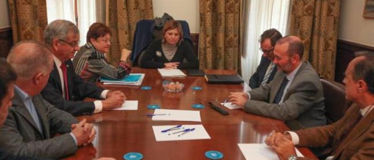 Un momento de la reunión de Bonig y los alcaldes de la comarca, ayer, en la Diputación Provincial.