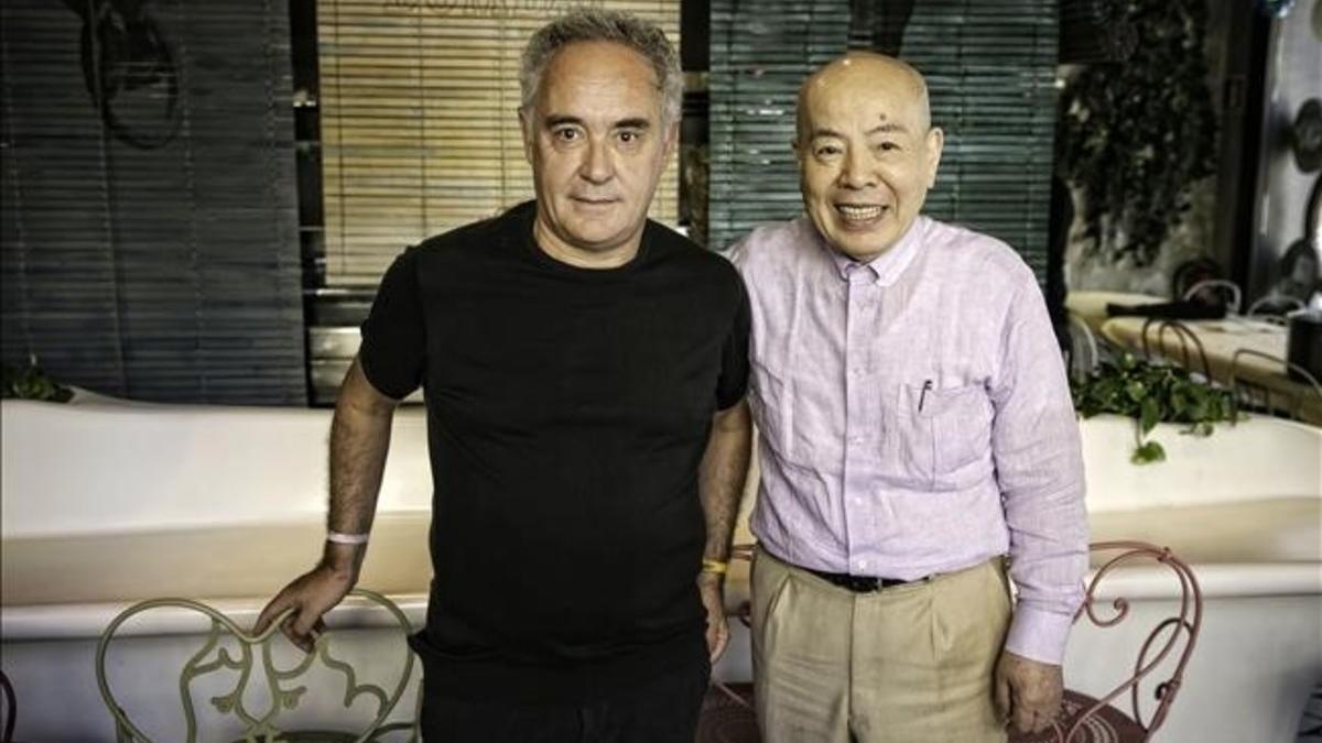 Ferran Adria i el xef de Toquio Hiroyoshi Ishida antes de la presentacion de la obra El tigre de Yuzu