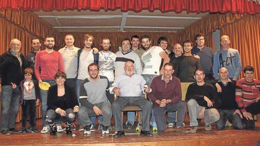 Foto de grupo de todos los homenajeados el sábado por la Agrupació Ciclista Sineu.