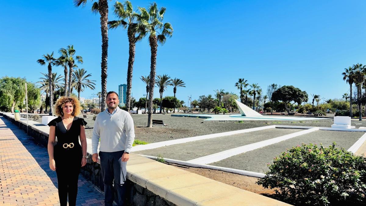 El alcalde de Arrrecife, Yonathan de León, y la concejala de Turismo, Comercio y Deportes, Eli Merino, junto al Parque Temático.
