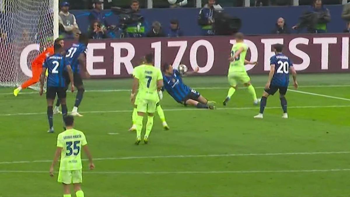 Momento en el que el balón da en el brazo a Acerbi