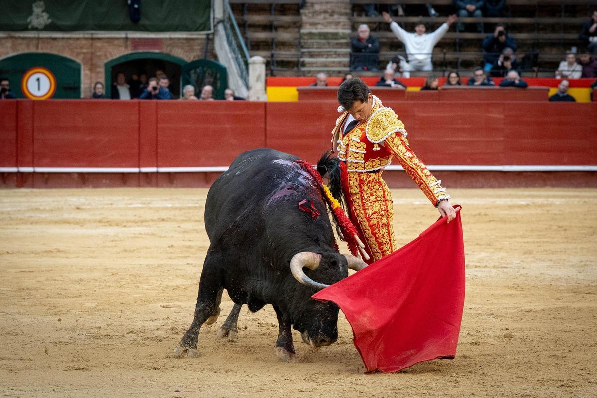 Un excelente natural del torero sevillano al toro que le cortó una oreja en su regreso a València.