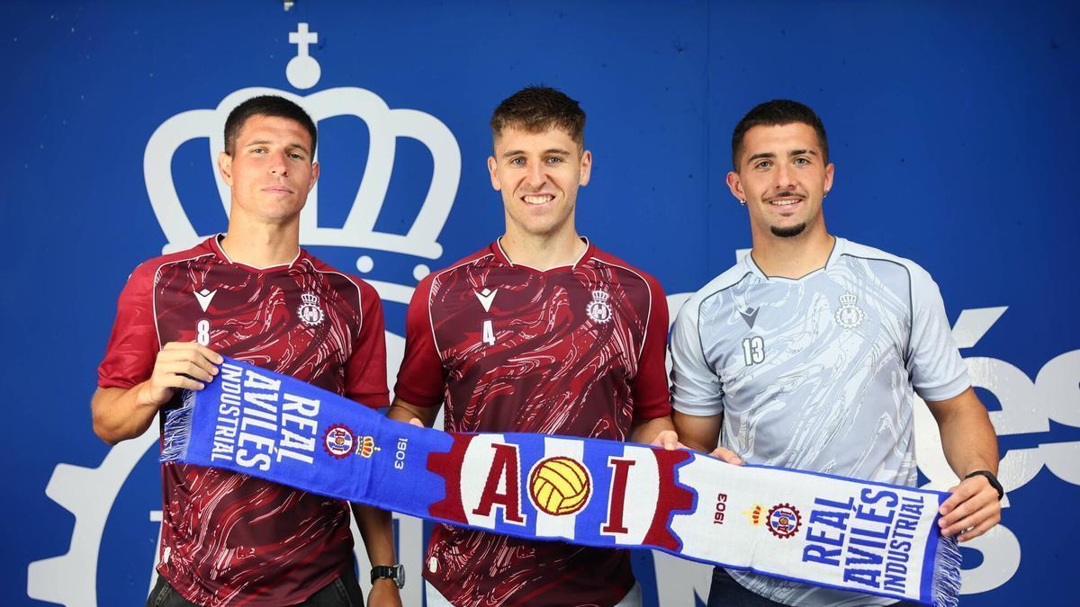 EN IMÁGENES: El Avilés presenta a tres de sus fichajes de verano, Marco Coronas, Markel Artetxe y Brais Abelenda