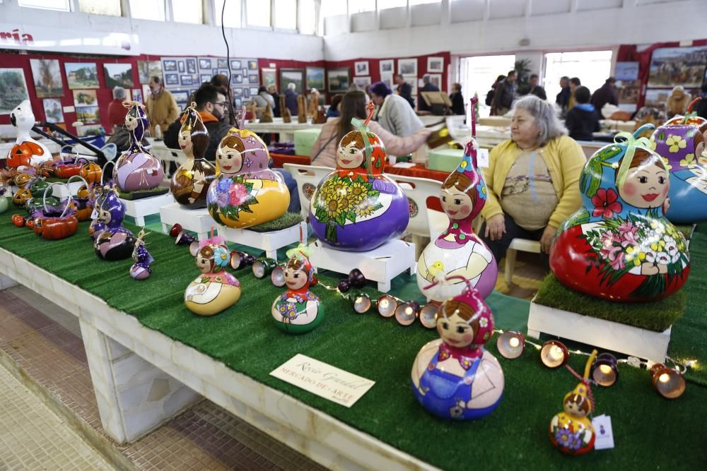 Cientos de personas se acercaron ayer al Mercado de Arte de Sabarís, en el que se vendieron más de 150 obras.
