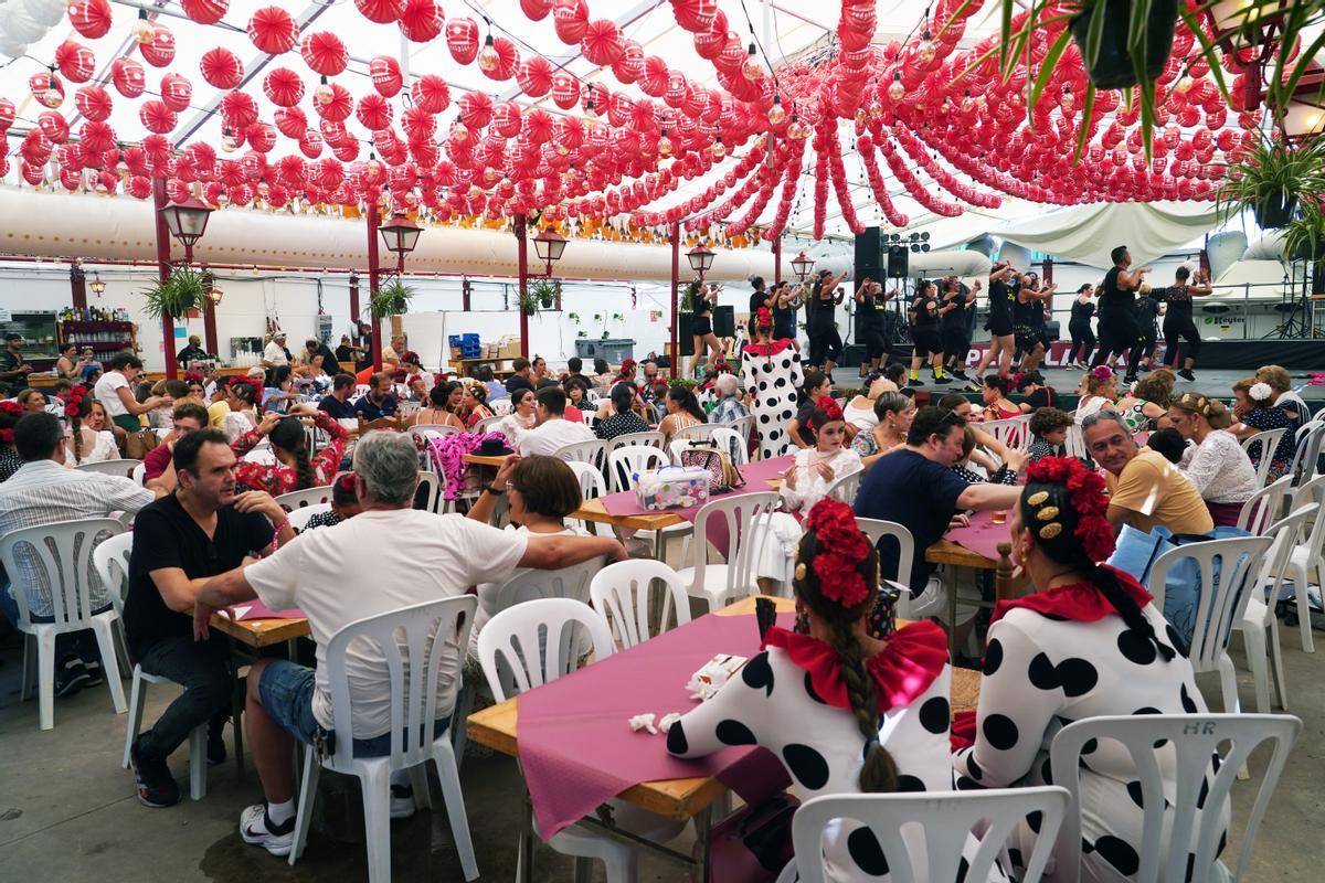 Una de las casetas del Cortijo de Torres donde los clientes disfutan de la comida en la Feria de Málaga