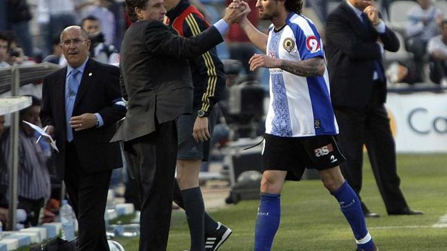 Esteban Vigo felicita a Tote, durante el Hércules-Salamanca.