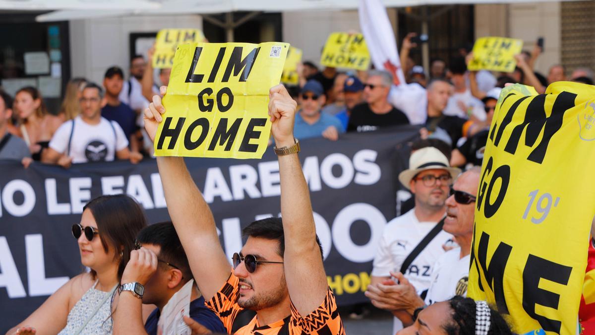 Protesta de los aficionados del Valencia contra Peter Lim