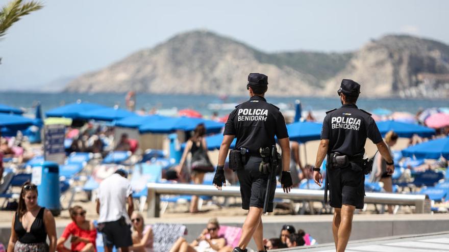 Policías Locales en la playa de Benidorm, en una imagen de archivo.