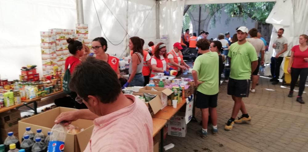 Cruz Roja distribuye comida y agua entre los damnificados de las inundaciones en el Llevant