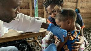 Campaña de vacunación contra el sarampión en Congo. 