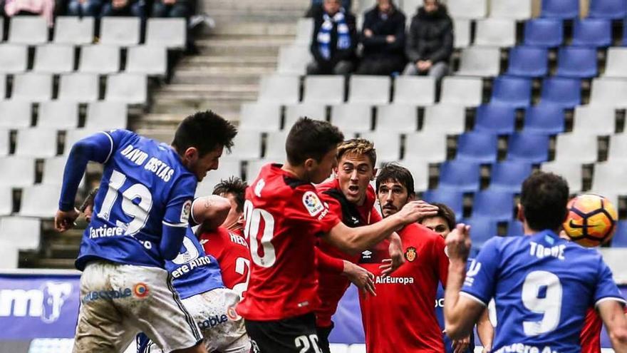 Costas remata de cabeza a la red en el gol de la victoria ante el Mallorca.