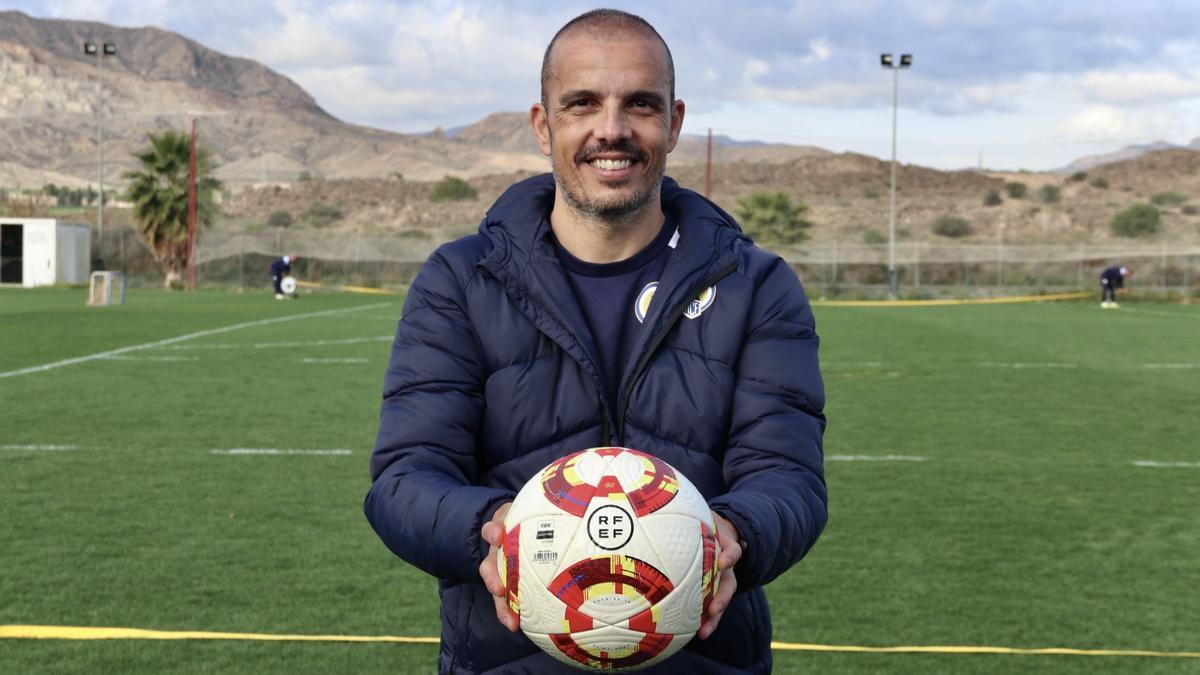 Beto Company, entrenador del Hércules, posa antes de la entrevista concedida a INFORMACIÓN.
