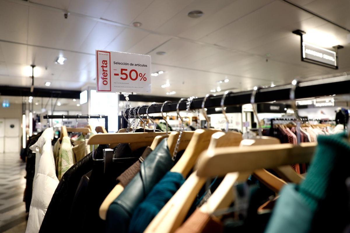 Imagen de archivo de un cartel de rebajas en el Corte Inglés del paseo Sagasta de Zaragoza.