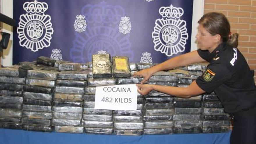 Paquetes de cocaína, con un peso de 482 kilos, que fueron encontrados en el interior de la furgoneta.