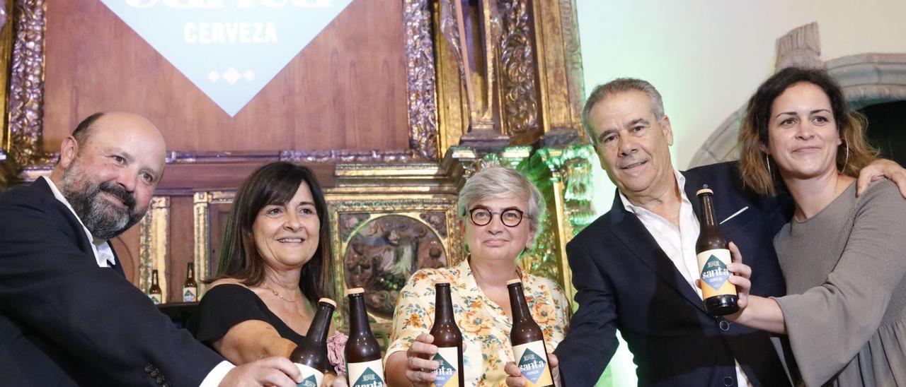 Por la izquierda, José Miguel Fernández,  socio de Fuensanta; Esther Cueli, directora general; Ana González, alcaldesa de Gijón;  José Luis Fernández, presidente de la firma, y Blanca Fresno, maestra cervecera. | Á. González