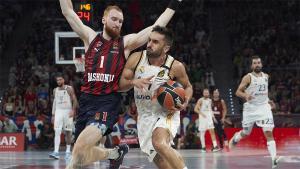 Campazzo, ante Mannion en una acción del Baskonia-Madrid.