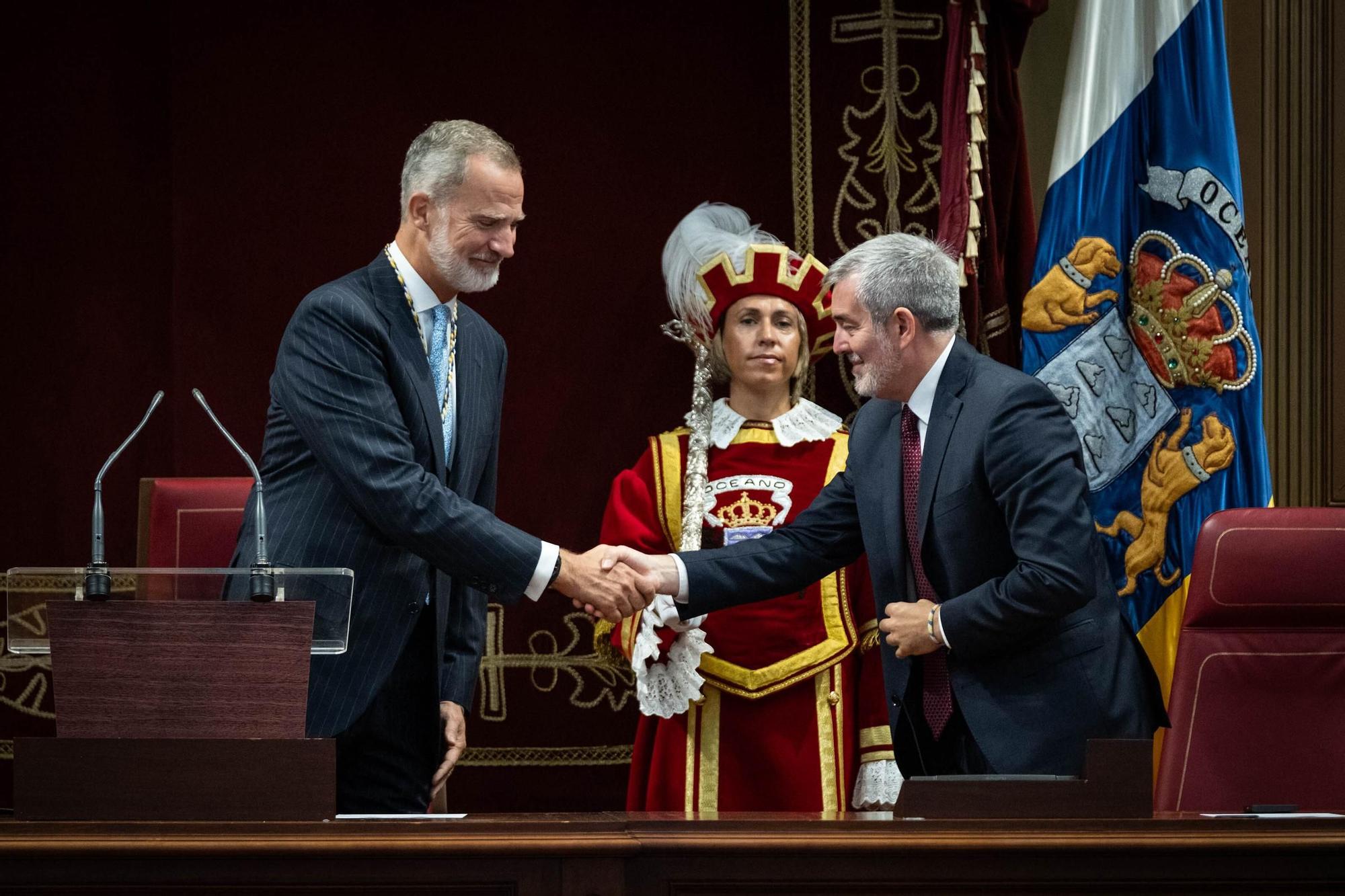 Felipe VI recibe la medalla de oro del Parlamento de Canarias